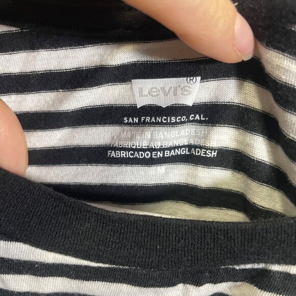 Levis Striped Black & White T-Shirt Standard Fit Size M - Picture 2 of 4
